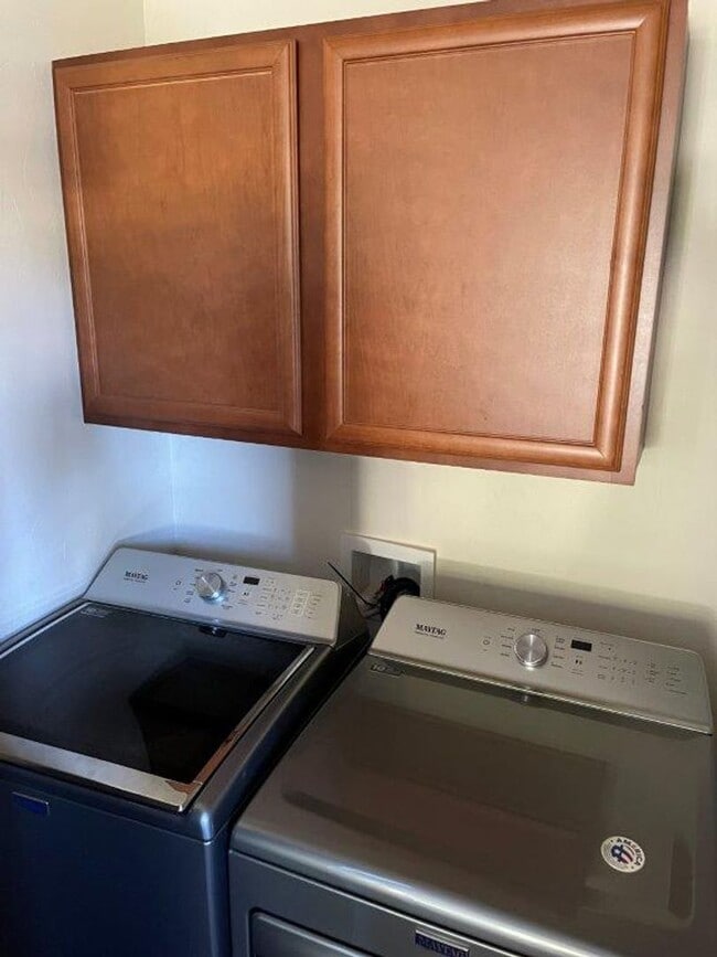 Building Photo - cute 2 bed 1 bath, fenced yard, small pet ok with deposit.