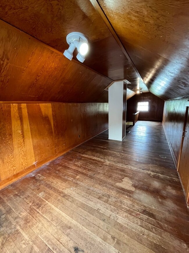 Building Photo - Charming Home On South Hill