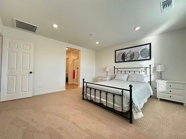 Building Photo - 3 BEDROOM HOME FOR LEASING IN Ontario