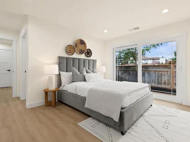 Building Photo - 2426 Regent Rd