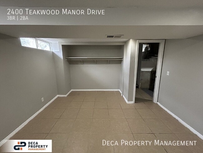 Building Photo - 2400 Teakwood Manor Dr