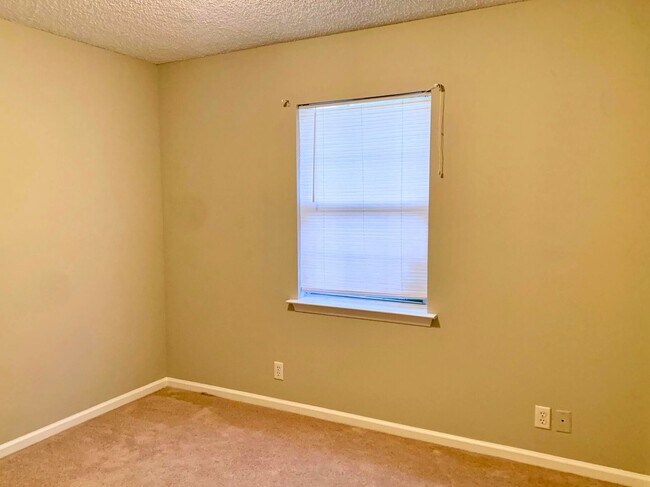 Building Photo - 4/2 with fenced in yard!