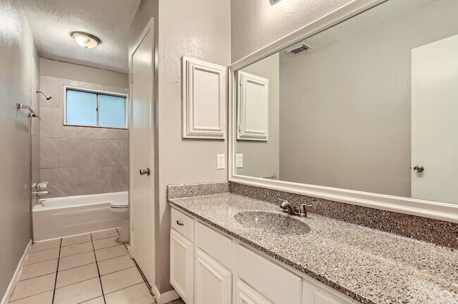 Building Photo - 5607 Circlegate Dr