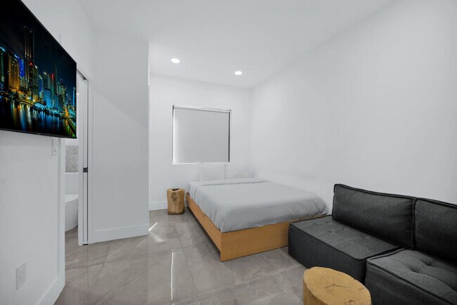 Building Photo - 5313 NE 1st Ave