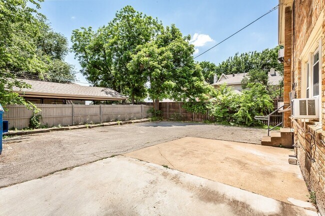 Building Photo - 5900 Oram St