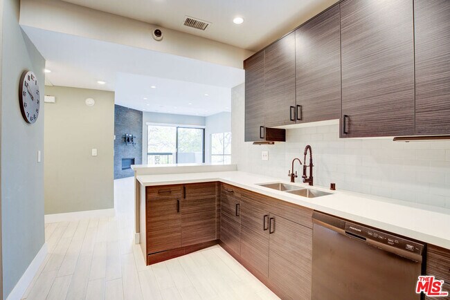 Building Photo - 423 N Palm Dr