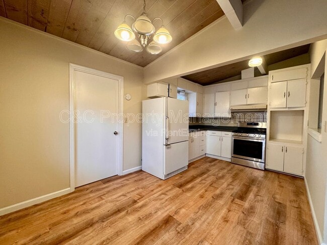 Building Photo - 3055 Redwood Dr