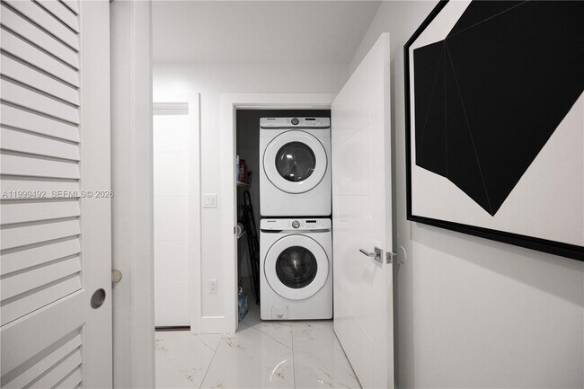 Building Photo - 7125 Los Pinos Blvd