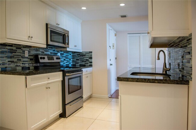 Building Photo - 1833 S Ocean Dr