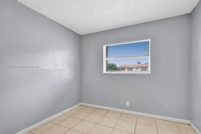 Building Photo - 5316 NW 24th Ct
