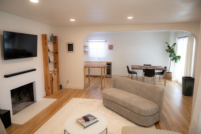 Building Photo - 3 Bedrooms + 2 Bathrooms | Midtown Ventura | Furnished or Unfurnished