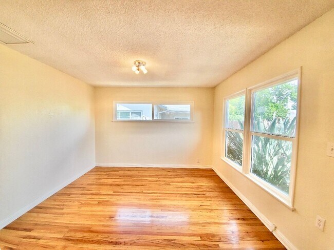 Building Photo - Beautiful 3-bedroom home in a quiet tree-lined street in Winnetka