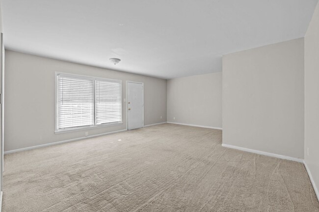 Building Photo - *MOVE IN READY* 3 Bed, 2 Bath Condo, Close to Uptown!!!