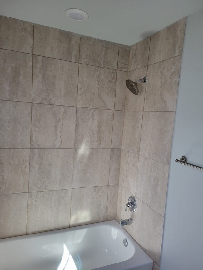 Bath 2 which has connection two bed rooms - 16922 Showdown Path