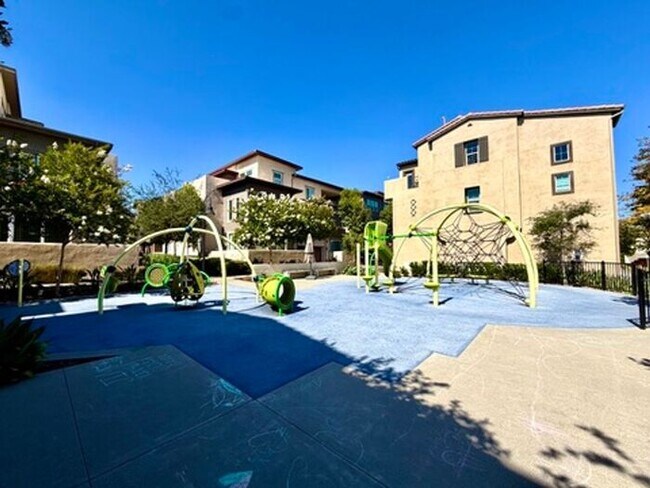 Building Photo - Luxury Townhome for Lease in Rancho Cucamonga