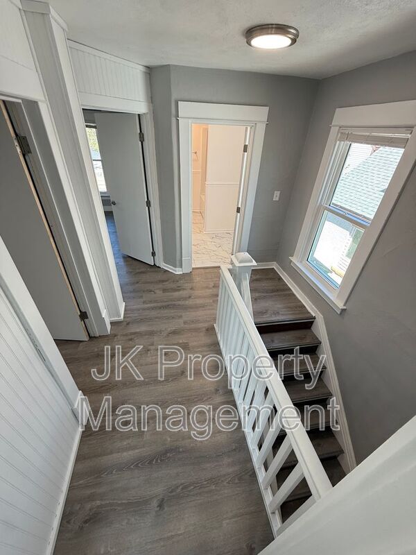 Building Photo - 913 5th Ave N