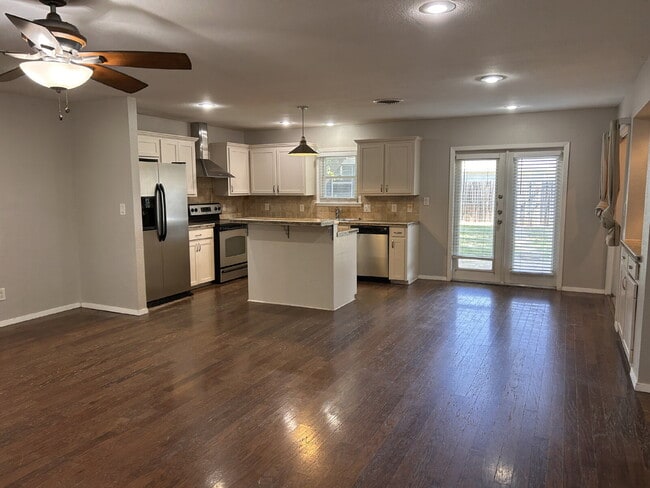 Building Photo - Beautiful, Spacious 4 Bedroom Close to Texas Tech.