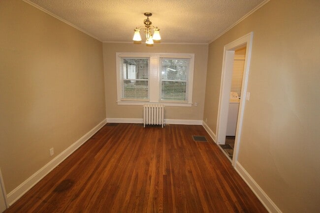 Building Photo - Updated 2 Bedroom 1 Bath Duplex Within Wal...