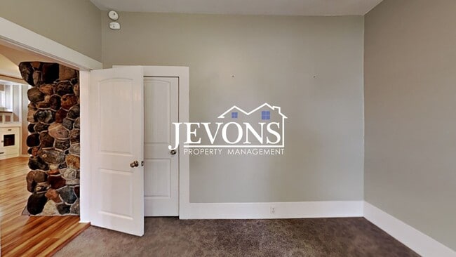 Building Photo - Charming 3-bedroom home with fenced backya...