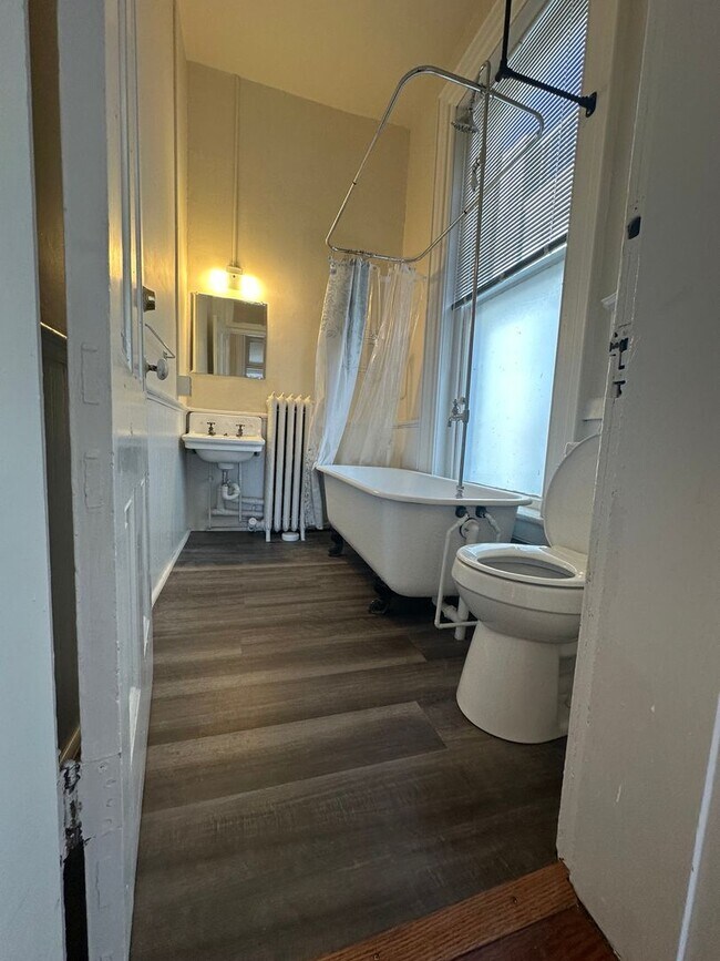 Building Photo - 708 Court St