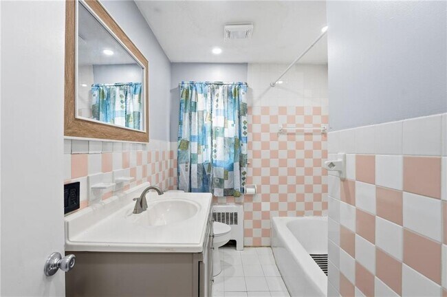 Building Photo - 5 Bradley St