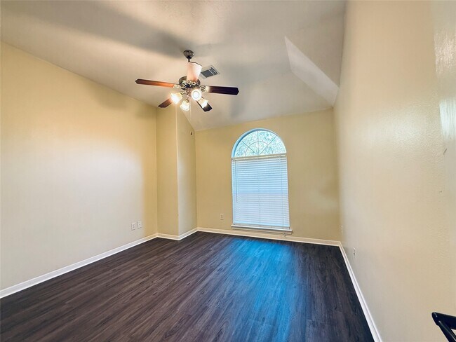 Building Photo - 4442 Chestnut Cir