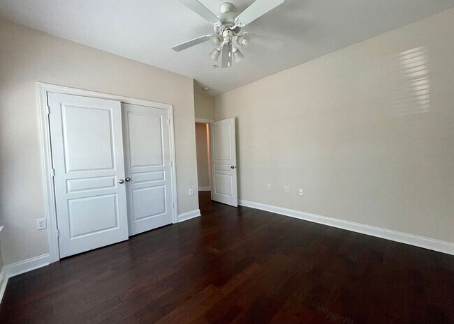 Building Photo - Available May 11th. GROUND FLOOR 3BR/2 BA Condo in Riverland Woods!