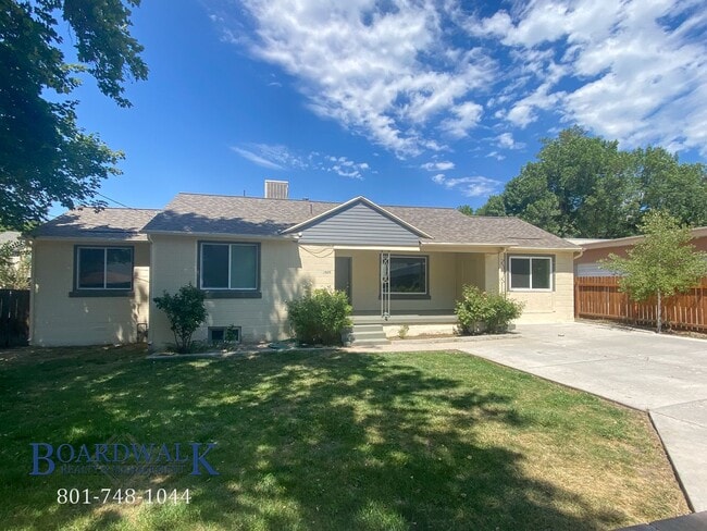 Building Photo - Charming 3 Bed 2 Bath Home in Holladay wit...