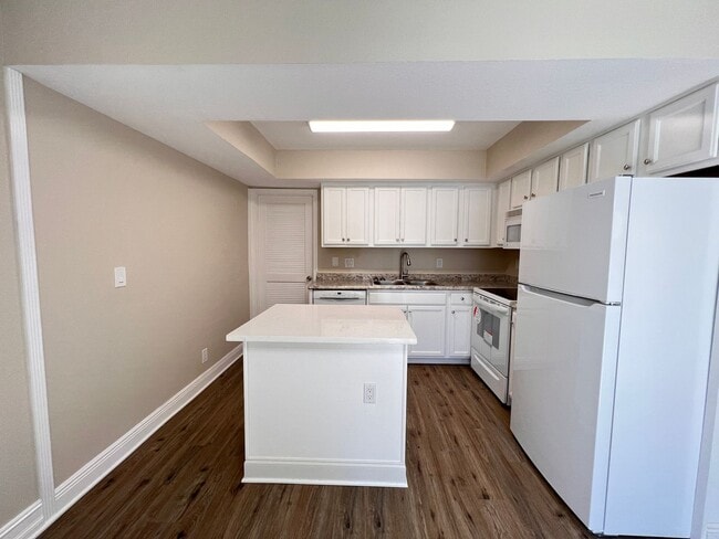 Building Photo - Spacious End-Unit Townhouse in Boynton Beach