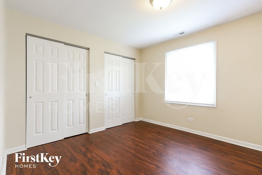 Building Photo - 5141 Oak Center Dr