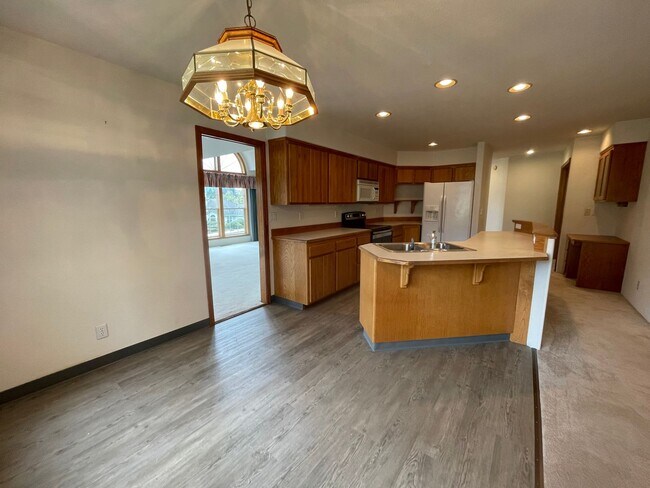 Building Photo - Available Now 3 bedroom 2 bath Hucrest home