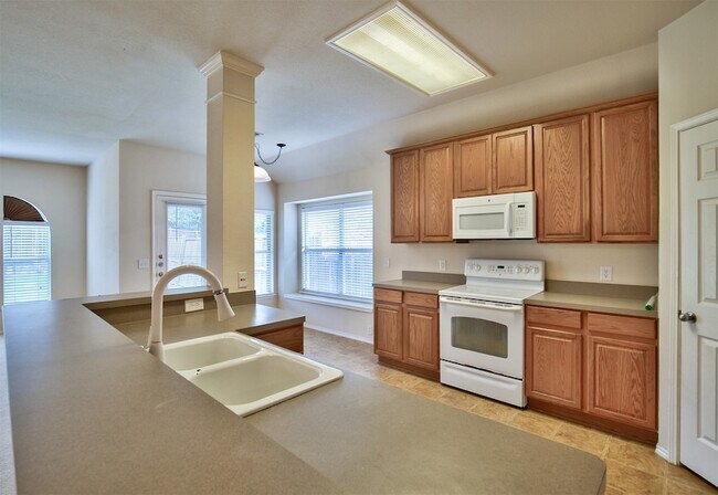 Building Photo - 2605 Monroe Dr