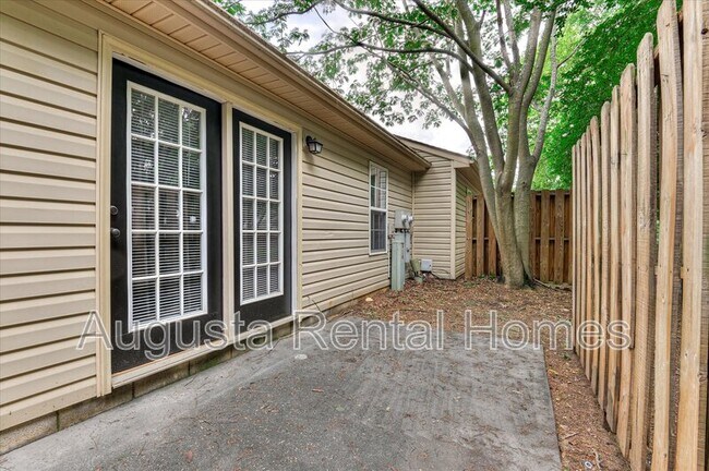 Building Photo - 111 Kelly Dr