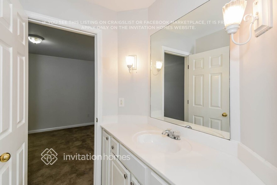 Building Photo - 2196 Woodbriar Dr