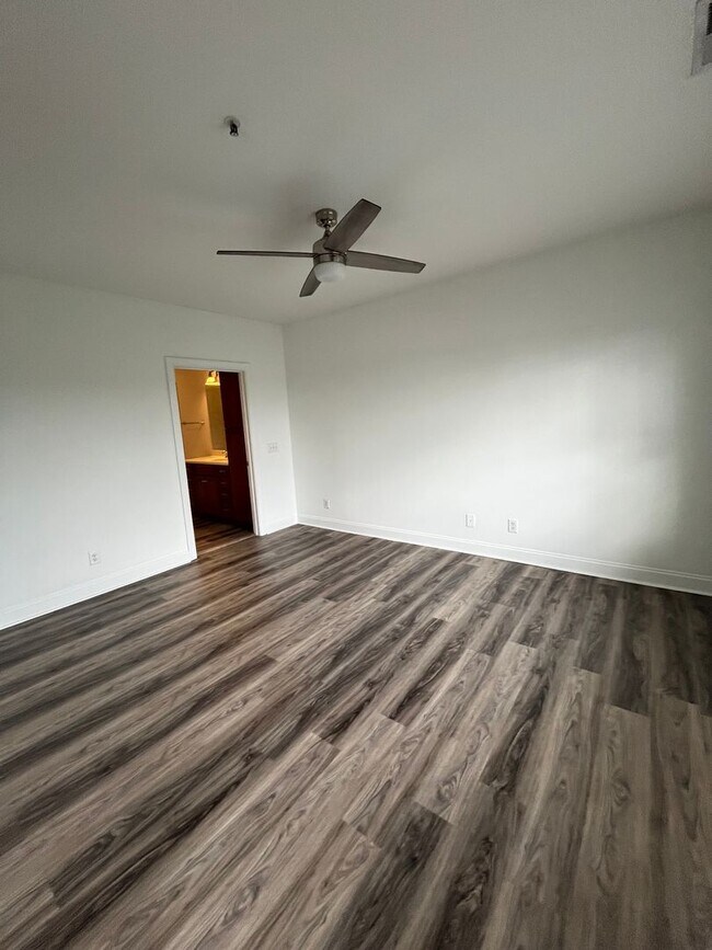 Building Photo - Modern condo  in the center of shopping , restaurants and entertainment venues.