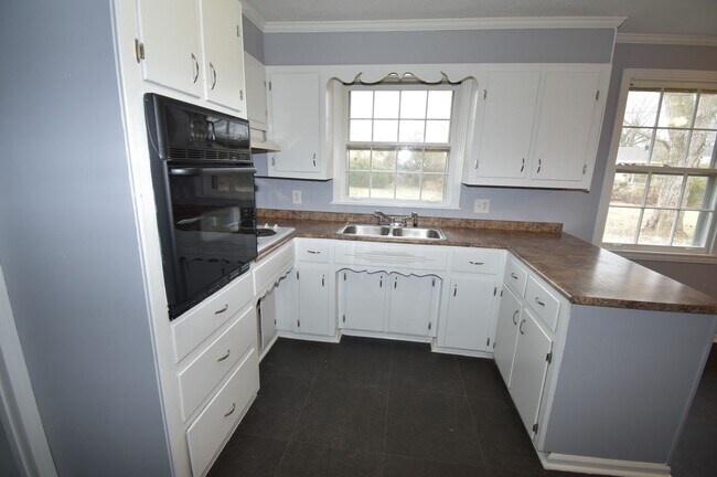 Building Photo - 3 Bedroom Pet Friendly Home For Rent!