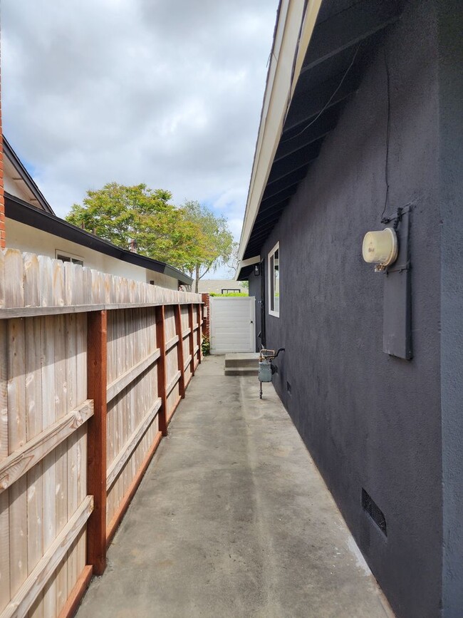 Building Photo - Newly Remodeled 3-Bedroom, 2-Bathroom Home...