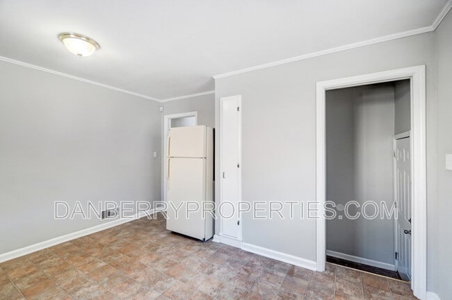 Building Photo - 1133 N Byrne Rd