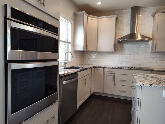 Building Photo - Modern End-Unit Townhome located in the Ce...