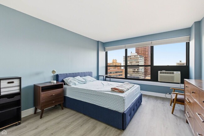 Building Photo - 2930 N Sheridan Rd