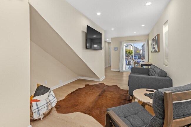 Building Photo - New built and fully furnished 2 bed 2. 5 baths in Point Loma