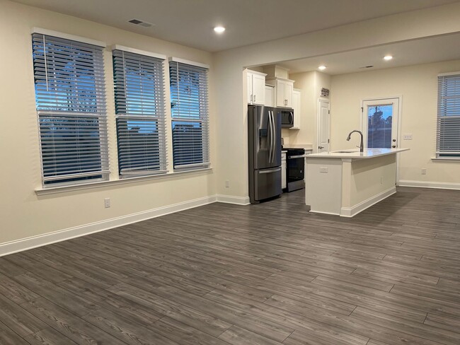 Building Photo - Gorgeous 3 Bedroom End Unit Townhome, Avai...