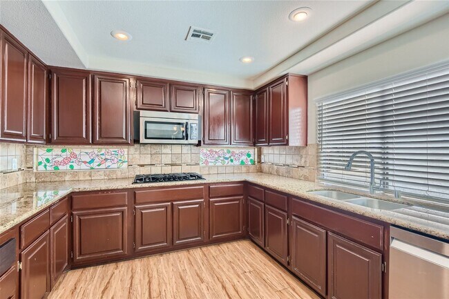 Building Photo - HUGE 5 Bedroom Home In Desert Shores with ...