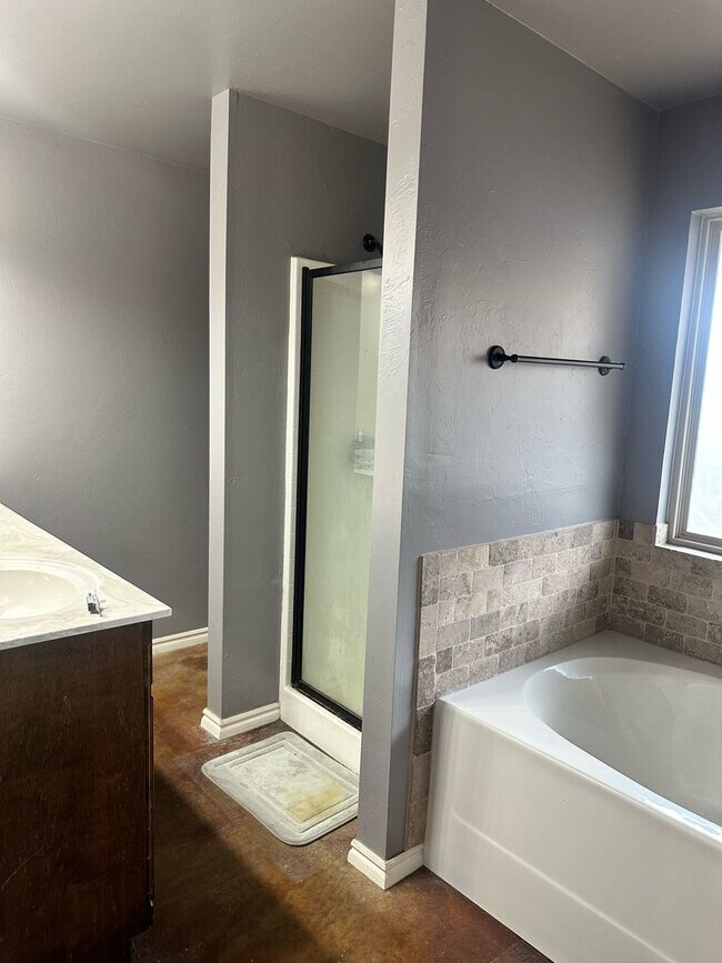 Building Photo - 4 BEDROOMS!  - First Month Free