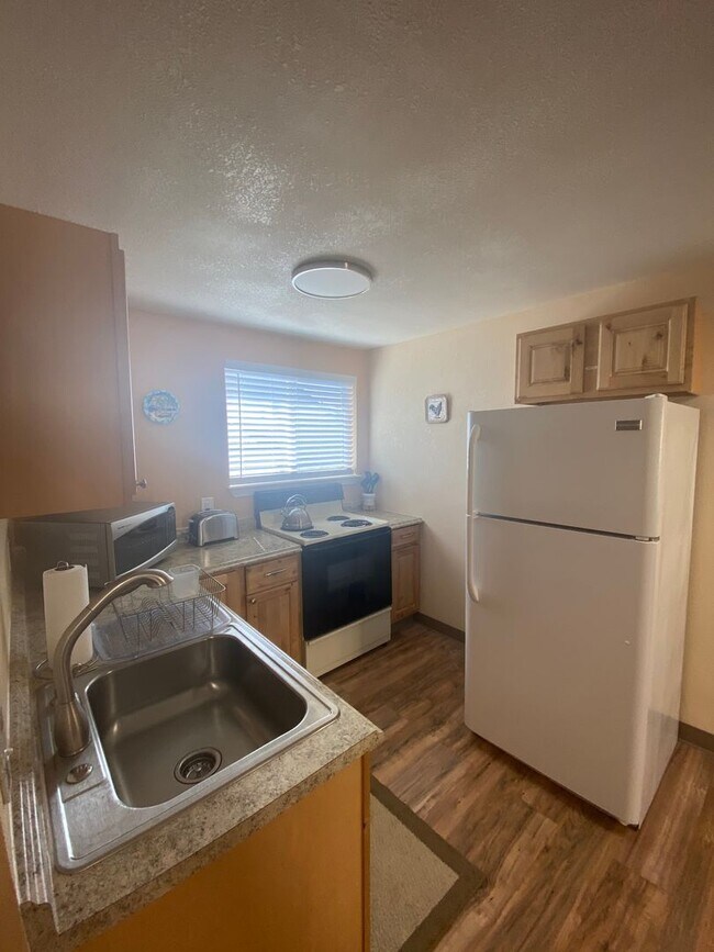 Building Photo - Adorable studio with large garage and work...