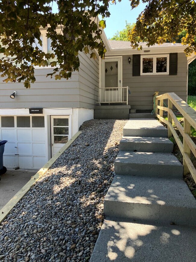 Building Photo - Fully remodeled  3 bed, 1 .5 bath ranch with bonus room and garage near Lemoyne College