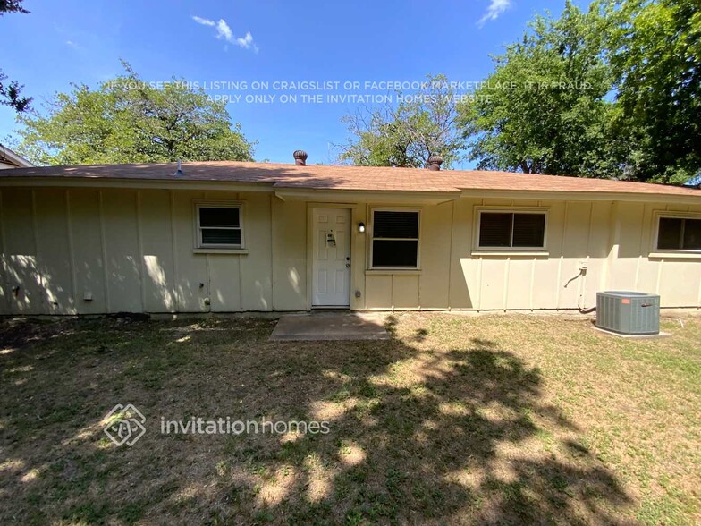 Building Photo - 2805 Ladona Dr