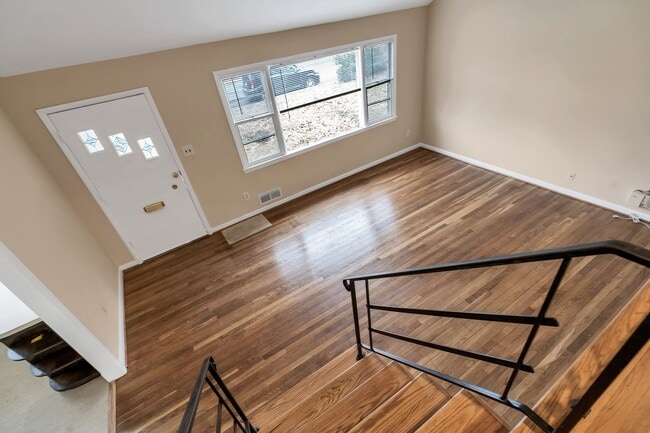 Building Photo - Well Maintained 3 Bedroom 1.5 Bathroom Spl...