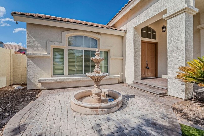 Building Photo - Welcome to your private Oasis!!