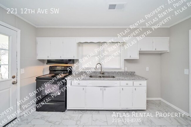 Building Photo - 221 12th Ave SW